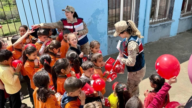 Mardin'de jandarma ekipleri öğrencilerin 23 Nisan coşkusuna ortak oldu