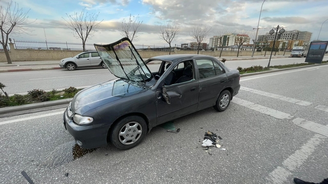 Otomobil park halindeki araca çarparak takla attı: 1 yaralı