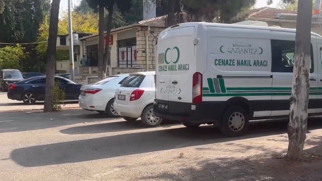 Gaziantep'te otomobil tıra arkadan çarptı: Baba-oğul hayatını kaybetti