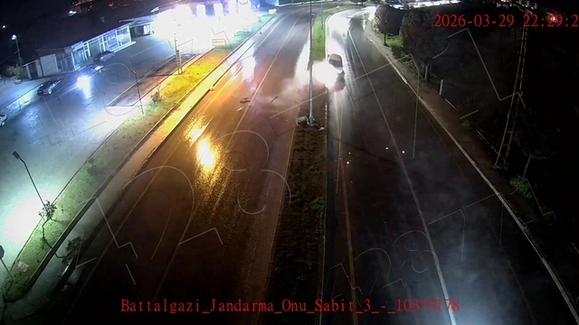Malatya'da kontrolden çıkan araç refüje çarptı