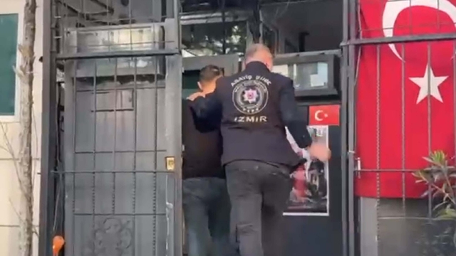 İzmir'de çeşitli suçlardan aranan 131 kişi yakalandı