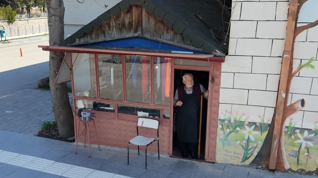 Küçük barakada 62 yıllık emekle 4 çocuğunu evlendirip, evini, arabasını aldı
77 yaşındaki ayakkabı tamircisi Ahmet Kaş'ın azmi örnek oluyor
