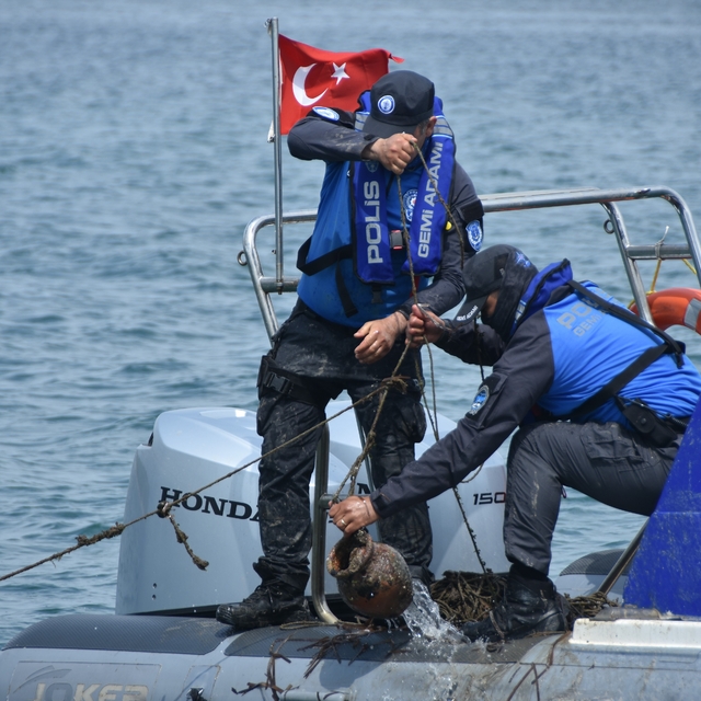 İzmir'de deniz ekosistemini tehdit eden kaçak ahtapot tuzakları imha edildi