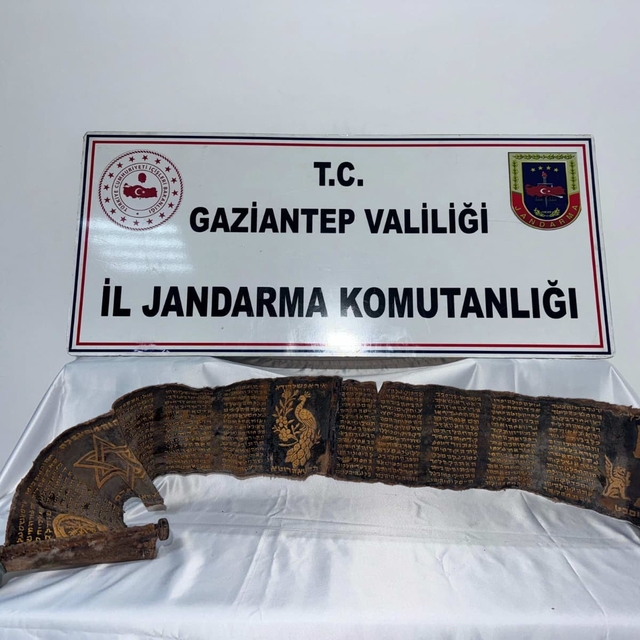 Gaziantep'te piton derisine İbranice altın yazmalı kitap ele geçirildi: 1 g...