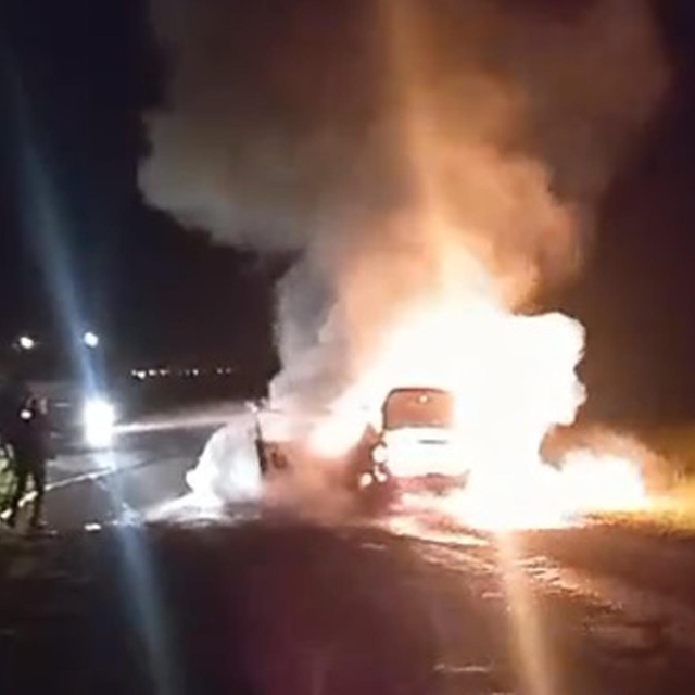 Seyir halindeki otomobil alev aldı; 5 kişi son anda kurtuldu
