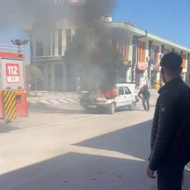 Seyir halindeki araçta yangın paniği