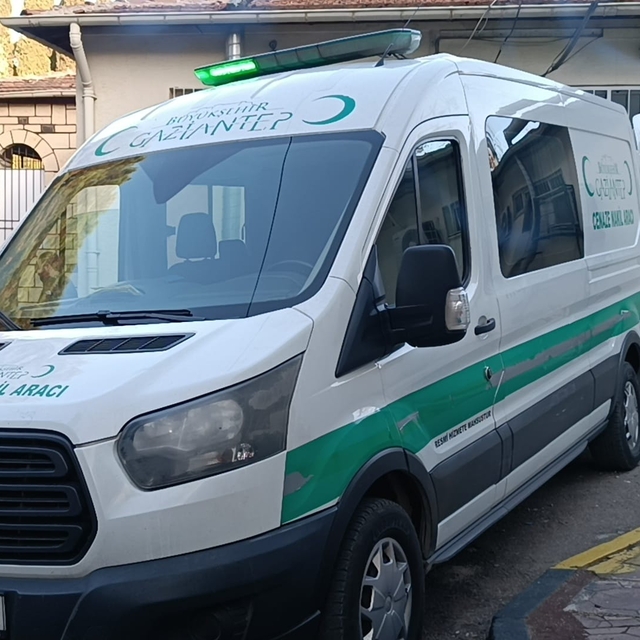 TIR'a arkadan çarpan otomobilin sürücüsü ve oğlu öldü