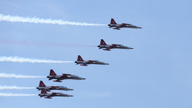 Türk Yıldızları, Çanakkale Şehitler Abidesi üzerinde gösteri uçuşu yaptı