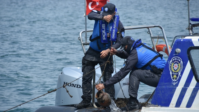 İzmir'de deniz ekosistemini tehdit eden kaçak ahtapot tuzakları imha edildi