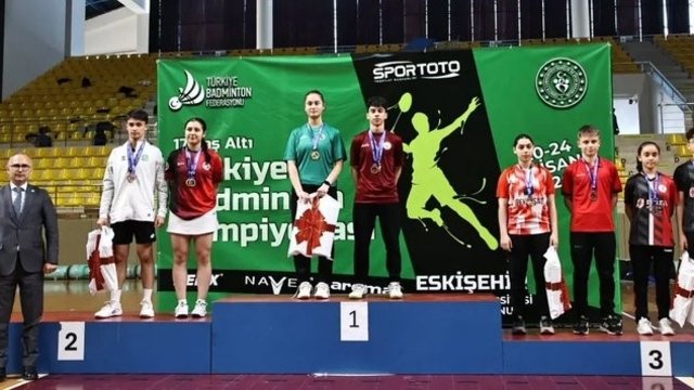 Badmintonun genç yıldızları Eskişehir'de buluştu
Eskişehir'de badminton rüzgarı: U17 Türkiye Şampiyonası sona erdi