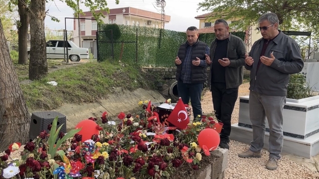 Saldırıda hayatını kaybeden Adnan'ın mezarlarına bırakılan notlar duygulandırdı