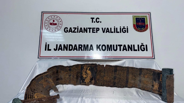 Gaziantep'te piton derisine İbranice altın yazmalı kitap ele geçirildi: 1 gözaltı