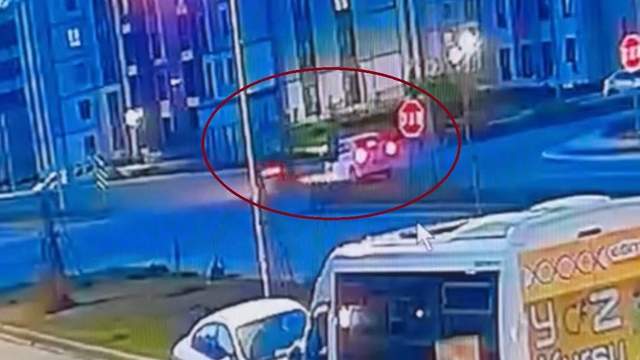 Motosiklet sürücüsünün otomobile çarpmasının etkisiyle fırladığı anlar kamerada
Diyarbakır'da motosiklet ile otomobilin çarpıştığı kaza kamerada