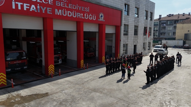 Düzce'de iki kardeşin itfaiyeci olma hayali bir günlüğüne gerçeğe dönüştü