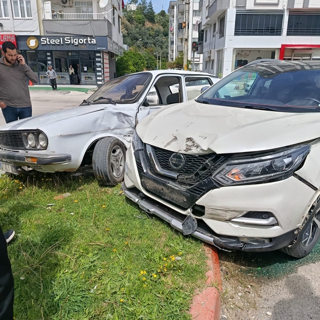 İki otomobilin çarpıştığı kaza anı kamerada