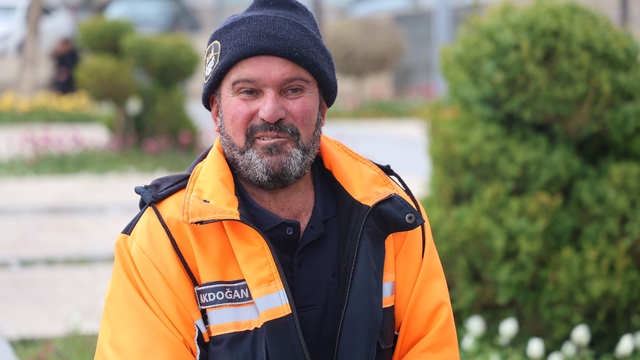 Temizlik işçisinden örnek davranış: 150 bin TL'lik altını sahibine ulaştırdı
Bulduğu altınları teslim eden işçi ödüllendirildi