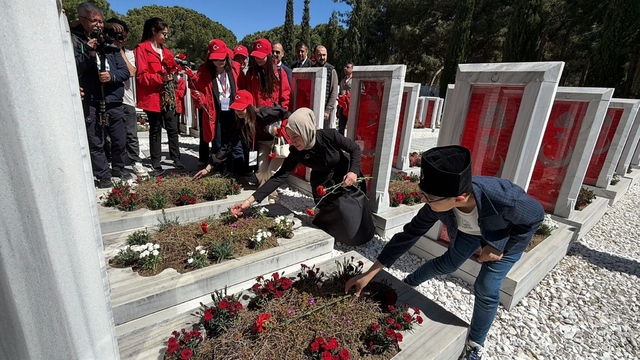 Gençlik ve Spor Bakan Yardımcısı Gürsoy: "Biz o ruhu diri tuttuğumuz sürece ne bayrak iner ne bu millet geri adım atar"
57. Alay Vefa Yürüyüşü programı Şehitler Abidesi'ndeki törenle sona erdi