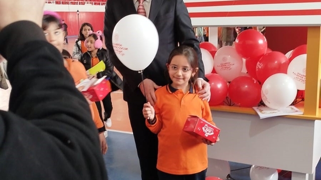 Kaymakam Kızılgüneş, miniklerle doktor önlüğü giydi
