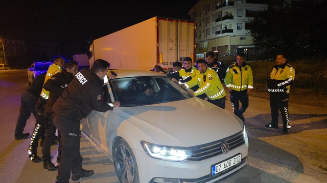 Sızan sürücüyü uyandırmak için aracı beşik gibi salladılar
Araç sallandıkça uyumaya devam eden sürücü, camın kırılıp kapının açılmasıyla uyandırılabildi