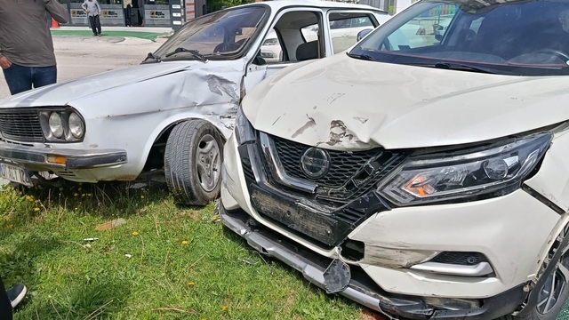 İki otomobilin çarpıştığı kaza anı kamerada