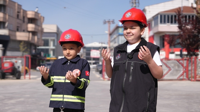 Çocukların itfaiyeci olma hayalleri gerçek oldu
İtfaiyeci duası iki kardeşten