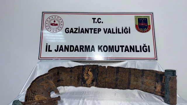 Gaziantep'te piton derisine işlenmiş İbranice altın yazma kitap ele geçirildi