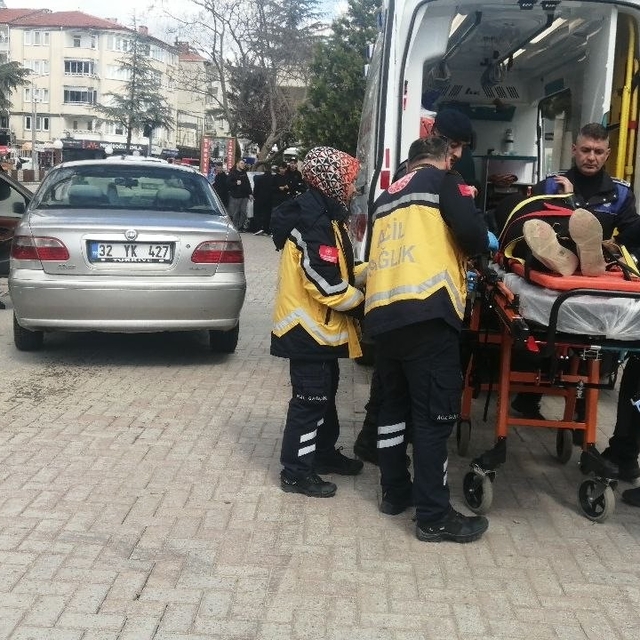 Isparta'da otomobil ile motosiklet çarpıştı: 2 yaralı