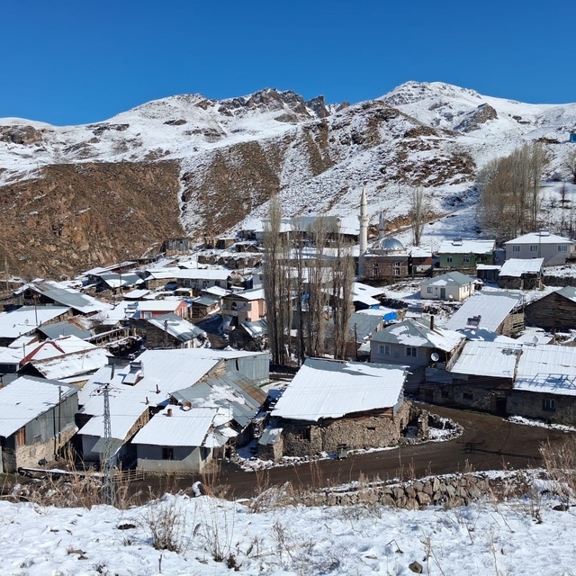 Dümbüllü Deresi'nde Nisan karı sürprizi