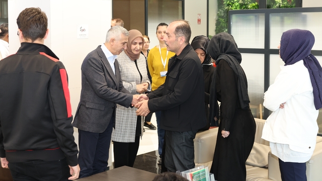 Kahramanmaraş Valisi Ünlüer ile Prof. Dr. Solaroğlu, okul saldırısında yaralanan öğrencileri ziyaret etti
