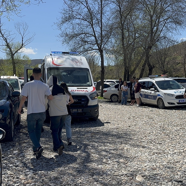 Tunceli'de boğulma tehlikesi geçiren çocuğu vatandaşlar kurtardı