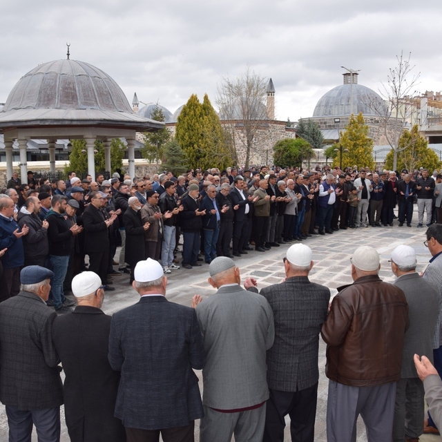Karapınar'dan hacı adayları dualarla uğurlandı