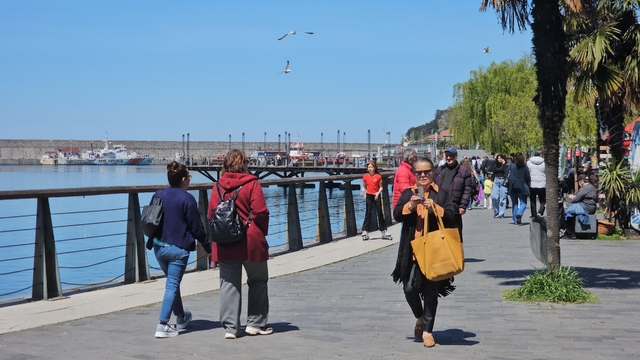 Zonguldak'ta güneşli havanın keyfini sahilde çıkardılar