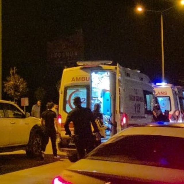 Muratpaşa'da otomobil ile motosiklet çarpıştı: 2 yaralı