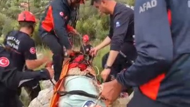 Dağa tırmandığı sırada düşerek yaralanan kişiyi ekipler kurtardı