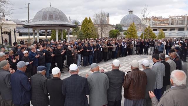 Karapınar'dan hacı adayları dualarla uğurlandı