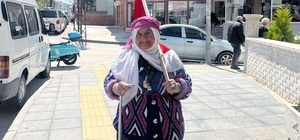 75 yaşındaki Satı teyzenin bayrak sevgisi