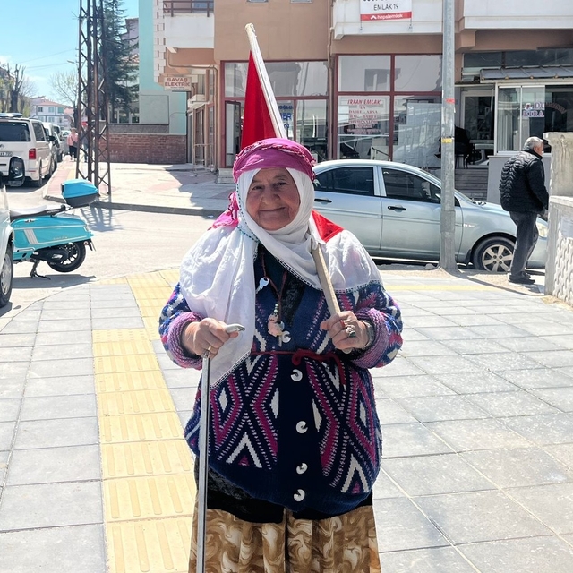 75 yaşındaki Satı teyzenin bayrak sevgisi