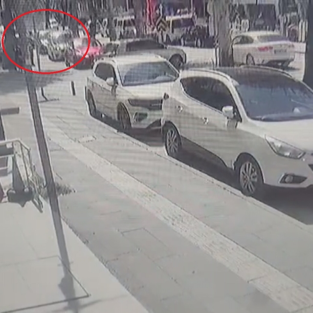 Motosikletin hafif ticari araca çarptığı kaza kamerada