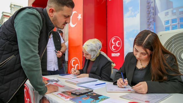 MHP Diyarbakır İl Başkanlığında yeni katılan üyelere rozet takıldı