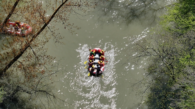 Maceraseverler hafta sonunun tadını Melen Çayı'nda rafting yaparak çıkardı