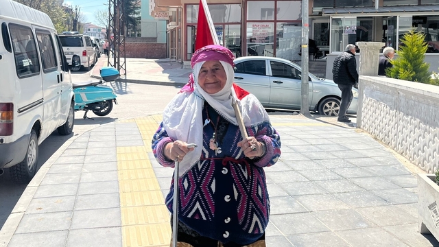 75 yaşındaki Satı teyzenin bayrak sevgisi