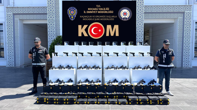 Kocaeli'de silah kaçakçılığı operasyonunda 60 ruhsatsız tabanca ele geçirildi