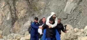 Heyelan nedeniyle 6 gündür kapalı olan Hakkari-Van kara yolu, kontrollü ula...