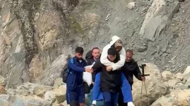 Heyelan nedeniyle 6 gündür kapalı olan Hakkari-Van kara yolu, kontrollü ulaşıma açıldı (2)