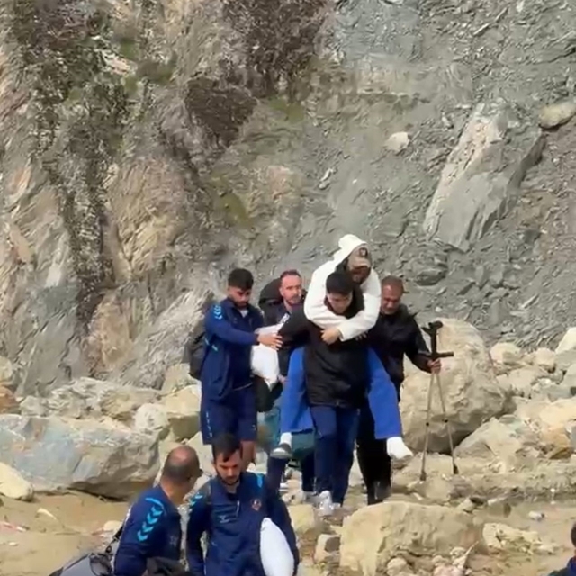 Heyelan nedeniyle 6 gündür kapalı olan Hakkari-Van kara yolu, kontrollü ula...