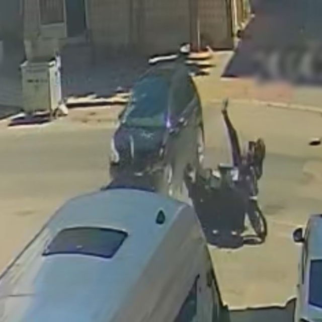 Otomobille çarpışan motosikletlinin savrularak yaralandığı kaza kamerada