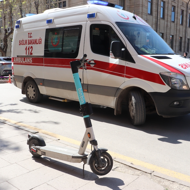 Eskişehir'de otomobil scooter'a çarptı