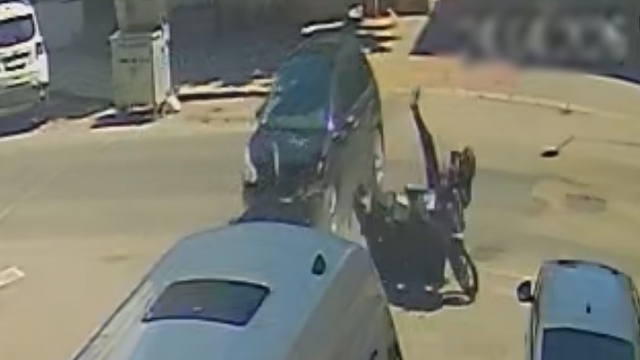 Otomobille çarpışan motosikletlinin savrularak yaralandığı kaza kamerada