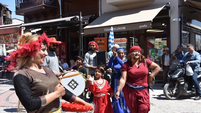 Edirne'de turistler romanların kakava davetine ortak oldu
Edirne'de 9/8'lik davette renkli görüntüler ortaya çıktı