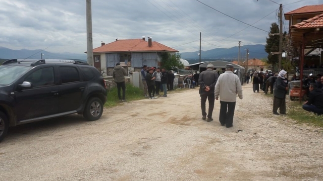 Gelin ve damat evde ölü bulundu, düğün evi cenaze evi oldu
Düğüne gelecek olan davetlilerden Oğuz Çelik: "Bugün düğüne gelecektik ama maalesef genç çiftin cenazesine geldik"